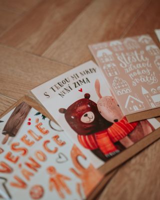 S tebou mi není nikdy zima. ♥️ U nás najdete vánoční přáníčka, která zkrátka zahřejí u srdce. Jaké je vaše nejoblíbenější?...